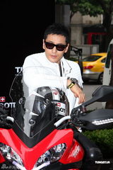 组图：黄晓明台湾出席活动称最迟40岁结婚