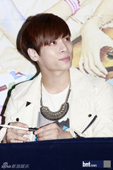 组图：韩团SHINee出席新碟《Sherlock》粉丝签名会