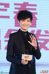 组图：李宇春演唱会造型曝光 透视纱裙魅惑十足