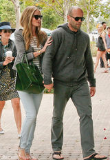 高清组图：惠特莉和男友杰森亮相 牛仔裤秀长腿