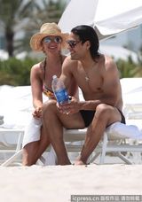 组图：球星法尔考海中爱抚娇妻 舔肚脐极度高调