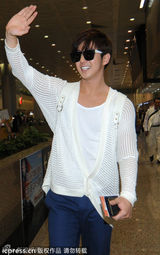 组图：SJ成员金起范搭机抵台 白衣牛仔时尚型男