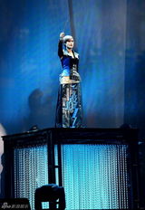 组图：李宇春北京开唱 歌迷高喊你好漂亮