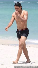 组图：球星法尔考海中爱抚娇妻 舔肚脐极度高调