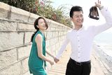组图：《独生子女》李健浪漫牵手童瑶