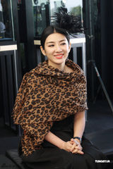 组图：黄奕亮相马球公开赛 骑马装帅气不乏妩媚