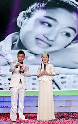 组图：杨钰莹《歌声传奇》当幼师泪流满面