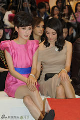 组图：刘滢粉裙亮相《风尚志》举办的时装周