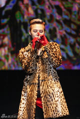 组图：BB三子火爆开唱圣诞夜 秀中文与粉丝互动