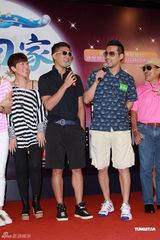 组图：新剧《爱.回家》宣传 众星现场互喂雪糕