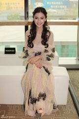 组图：Angelababy裸色长裙出席活动落落大方