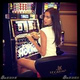 组图：C罗女友自曝香艳私房照 乳沟夹化妆品