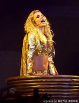 组图：布兰妮巡演诱惑升级 裙摆吹起狂野十足