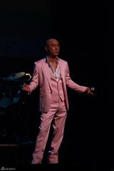 幻灯组图：张卫健多伦多开唱 穿豹纹西装戴墨镜耍酷