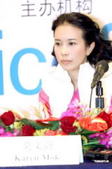 组图：莫文蔚投身慈善探访表情严肃 呼吁公众扶贫