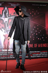 高清图：GD格格巫造型台北造势 笑称拄拐帅