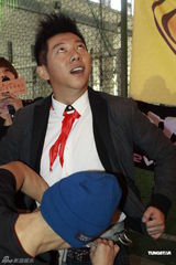 组图：羽泉圣诞节再办个唱 较量攀岩秀出真功夫