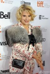 组图：《美好的时光》首映 阿尔丹搭貂皮显贵气