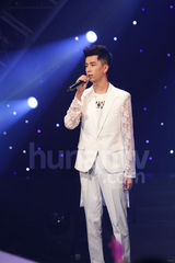 组图：快男复活赛上演 大热魏一宁裙装献唱落败