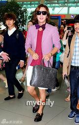 组图：张根硕飞往台湾举行亚洲巡演粉装亮眼