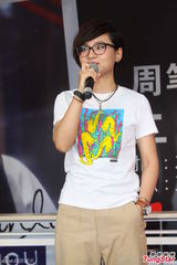 组图：周笔畅穿白T干练签售 受访腼腆露娇笑