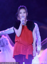 组图：赵薇中秋晚会献唱 亮丽红裙现身显妩媚