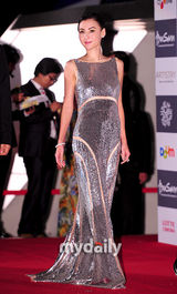 组图：《危险关系》剧组亮相 张柏芝银色长裙闪耀全场