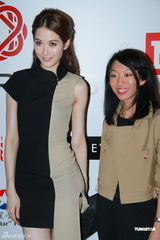 高清组图：蒙嘉慧怒对偷拍者 直言艺人很可怜 