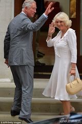 组图：凯特王妃威廉王子抱皇家新生儿亮相