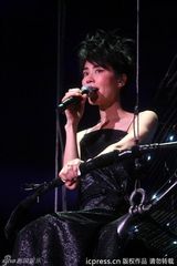 组图：王菲西安巡演现场热舞 频换美装只道4声谢