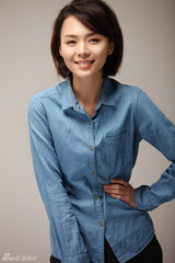 组图：程怡牛仔长衫个性简约 清新装扮展露文艺气质