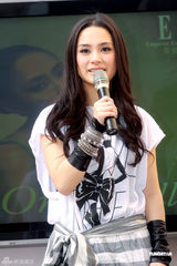 组图：阿娇被问玉照反应大 称要随时间“放低过去”