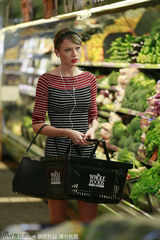 组图：斯威夫特购物耳机不离身 T恤热裤秀长腿