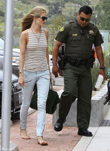 高清组图：惠特莉和男友杰森亮相 牛仔裤秀长腿