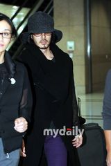 组图：日本演员小田切让飞抵釜山金海机场