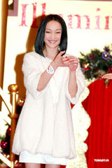 高清图：周迅化身月亮女神 求教诺贝尔奖得主高锟