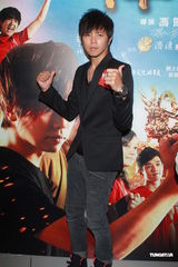组图：柯有伦携《阵头》杀到香港 张学友曾志伟撑场