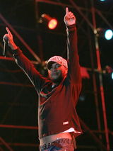 张震岳携乐队参演龙水湖音乐节