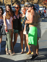 组图：小天后斯威夫特与戈麦斯相约出街