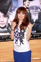 幻灯图集：Twins为个唱彩排 陈伟霆容祖儿探望加油