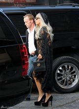 组图：Lady Gaga透视蕾丝装亮相 高跟鞋抢眼