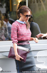 组图：贝嫂携友人喝下午茶 衣着时尚优雅迷人