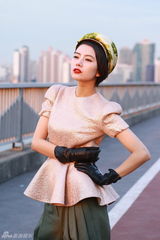 高清图：高圆圆韩国拍摄芭莎写真工作花絮7