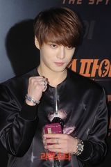 组图：金在中休闲装出席首映 明眸温柔放电