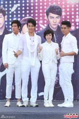 组图：汪东城蔡旻佑台北为电视原声带签唱