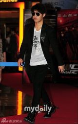 组图：李秉宪新片上映未婚妻现身 金泰熙等捧场