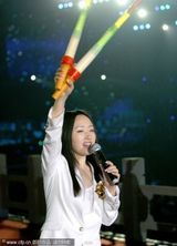 组图：杨钰莹首登央视舞台 与李玟李玉刚同台献唱