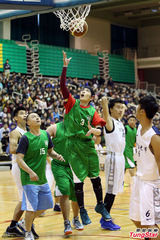 组图：萧敬腾一扫泼粪阴霾 展笑颜和学生打球