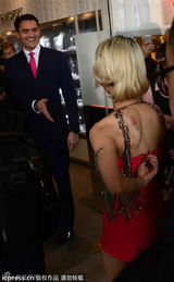 组图：蔡依林背部现血痕 当众抓背尽显虎背熊腰