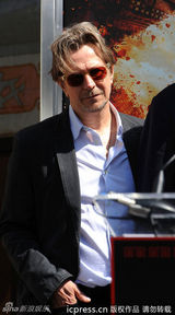 组图：诺兰留名星光大道 《蝙蝠侠》剧组助阵